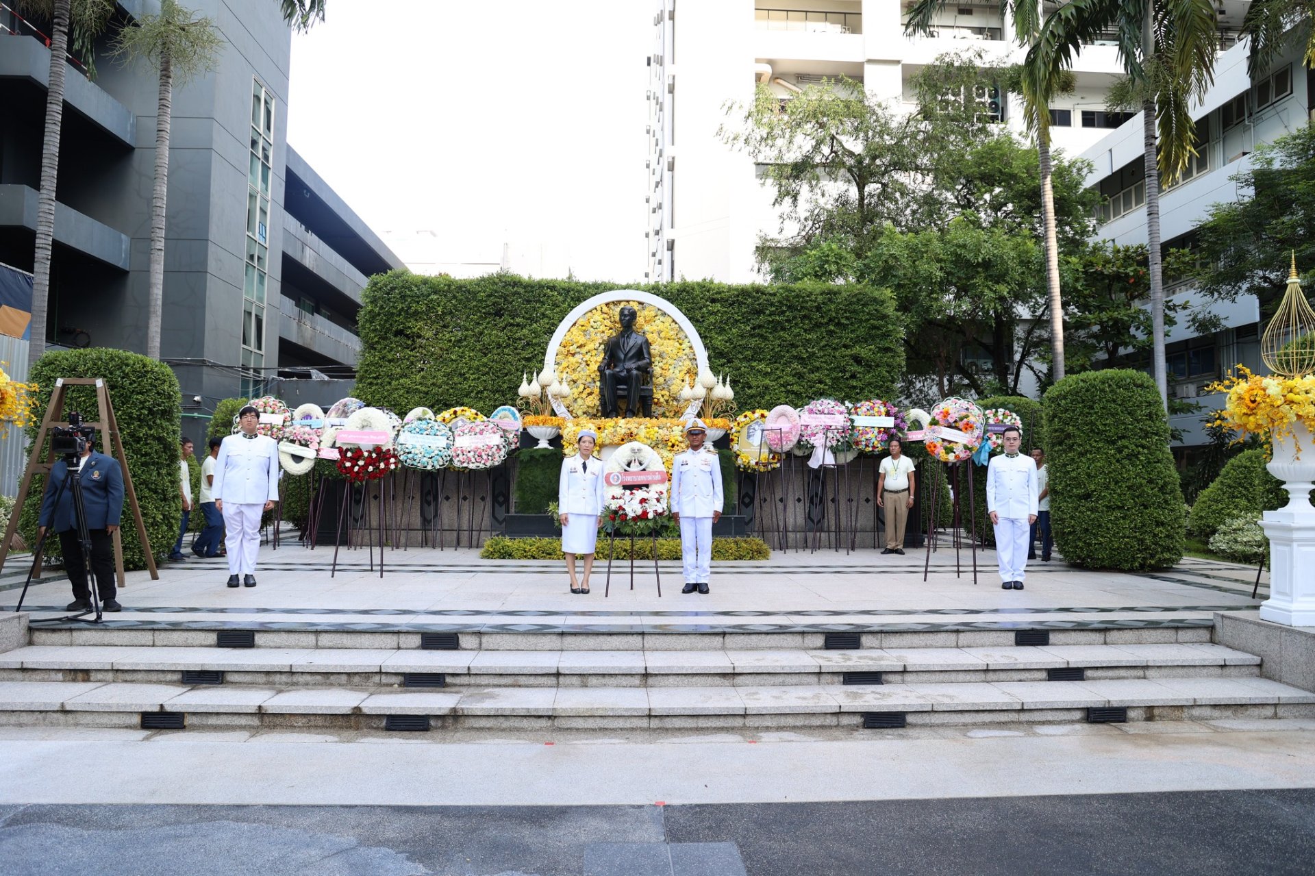 แพทย์หญิง ฉัตรสุมาลย์ ตันติกุล รองผู้อำนวยการโรงพยาบาลทหารผ่านศึก (ฝ่ายการแพทย์) เป็นผู้แทนในพิธีวางพวงมาลา